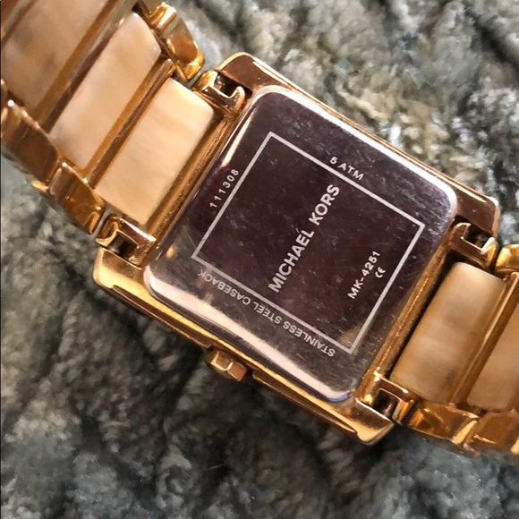 Michael Kors Gold and Light Tortoise Watch - Picture 7 of 8